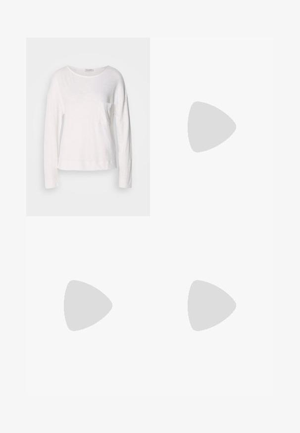 Top bianco a maniche lunghe realizzato in tessuto leggero e testurizzato, con scollatura rotonda e una piccola tasca sul petto. L'orlo arriva all'altezza dei fianchi.; Jeans skinny grigi, materiale denim, design a cinque tasche, passanti per cintura, chiusura frontale con bottone e leggero effetto di sbiadimento sulle gambe.; Sneaker bianchi realizzati in materiale a rete, suola in gomma, design senza lacci con bande elastiche e dettagli in tonalità oro.; Borsa nera con forma strutturata, texture liscia e una chiusura metallica. Abbinata a pantaloni neri larghi e sandali open-toe su un pavimento in legno.