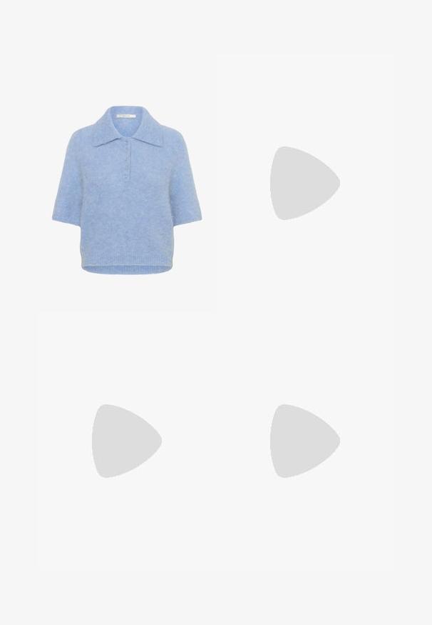 Maglietta a maniche corte in maglia blu chiaro con colletto e abbottonatura a cinque bottoni. Texture morbida con un taglio leggermente squadrato e bordo a coste.; Shorts in denim azzurro chiaro con vita alta, due tasche anteriori e orlo sfrangiato. Presentano un design classico con minime componenti hardware.; Stivali neri in pelle al ginocchio con punta affusolata e tacco kitten. Texture liscia e design minimalista senza hardware o accenti visibili.; Borsa a mano in pelle marrone con due manici robusti, forma rettangolare, texture liscia e chiusura con zip. Design minimalista senza motivi visibili.