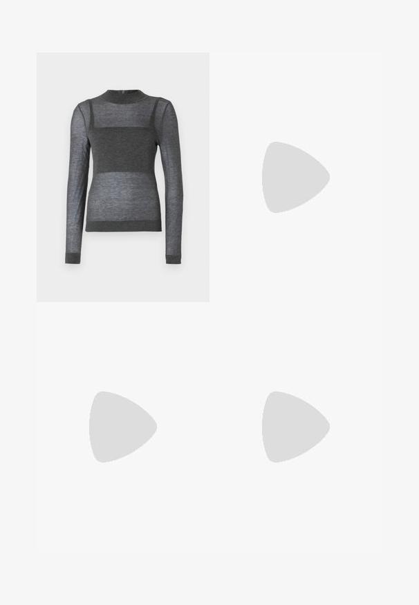 Szürke, hosszú ujjú felső, könnyű anyagból készült, bordázott kerek nyakkal és félig átlátszó csíkos mintával a törzsön.; Világoskék farmernadrág, testhezálló fazonnal, öt zsebbel, elülső gombos záródással és látható varrással az illesztéseknél.; Fekete bőr bokacsizma hegyes orral és tömbsarkal, fényes ezüst nadrággal párosítva, amely sima textúrákat és kontrasztos színeket mutat be.; Fekete bőr tote táska, texturált felülettel, széles pánttal csattal és négyzet alakú logóval az elején. Két füle van a tetején.