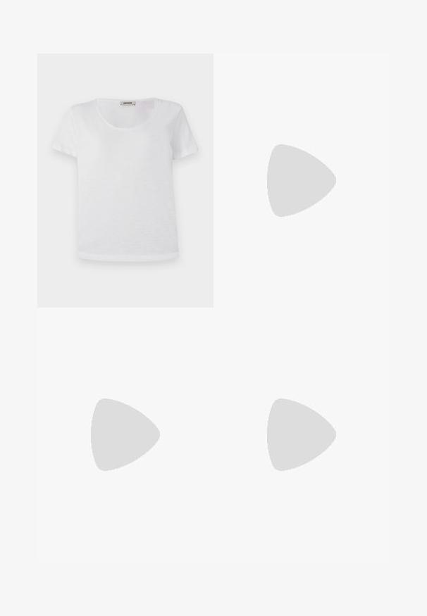 T-shirt blanc à manches courtes en tissu doux, avec un col rond et un ourlet droit sans motifs ni accents visibles.; Jupe beige jusqu'aux genoux avec une texture douce, présentant un ourlet incurvé et des poches latérales. Design minimaliste sans fermetures visibles.; Talons hauts en cuir noir avec un bout pointu, dotés d'un talon fin et d'un accent en ton or sur la lanière réglable. Texture lisse.; Sac à main en cuir blanc avec une forme courbée, arborant un logo "CK" embossé à l'avant et une seule bandoulière. Fermeture à glissière en haut.