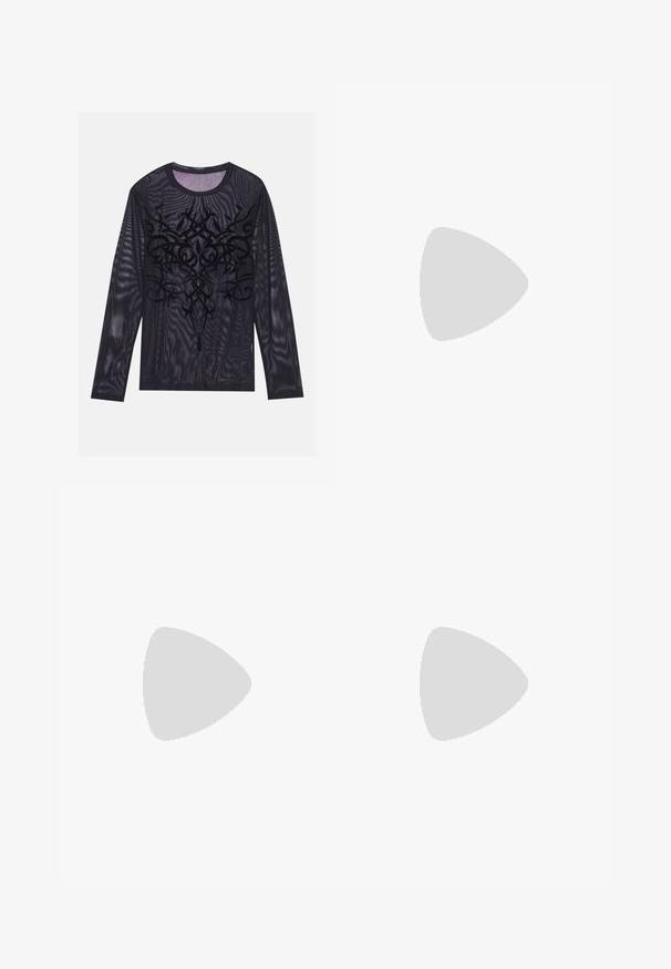 Schwarzes Mesh-Hemd mit langen Ärmeln, das ein detailliertes schwarzes Tribal-Muster auf der Vorderseite aufweist. Rundhalsausschnitt und taillierte Silhouette.; Helle blaue Jeans aus Denim mit einem allmählichen Verblassen, fünf Taschen-Design, Metallknopfverschluss und kontrastierenden Nähten. Gerader Schnitt.; Braune Lederschuhe mit grünen Textilakzenten. Verfügen über ein Mokassin-Design, gesticktes Logo und eine robuste Gummisohle mit tiefem Profil.; Digitaluhr mit schwarzem Edelstahlband, quadratischem schwarzen Zifferblatt, weißen Ziffern, wasserdicht bis 5 bar und einer Beleuchtungsfunktion.; Silberne Kettenhalskette mit einem großen, kunstvollen Kreuzanhänger mit scharfen Akzenten und einer polierten Oberfläche. Die Kette ist dick und flach.