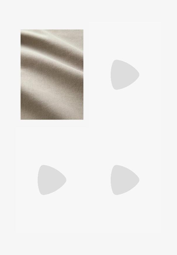 Beige stof met een gladde, gestructureerde oppervlakte, met subtiele horizontale lijnen en rimpels, wat duidt op zachtheid en flexibiliteit.; Witte linnen broeken met een hoge taille, voorzien van voorplooien en een ontspannen silhouet, taps toelopend naar de enkels. Glad textuur, zonder patronen.; Bruine leren slipper met twee brede banden, voorzien van decoratieve stiksels en een gouden gesp als accent. Plat ontwerp van de zool.; Bruine zijden sjaal met witte bloemmotieven, omrand met een witte rand. Gladde textuur en vierkante vorm.; L37 FIND A WAY OUT - Handtas - bronze