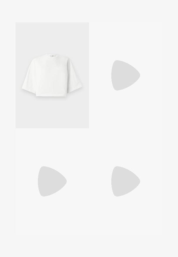 T-shirt bianco cropped con vestibilità rilassata, maniche corte e larghe, scollatura rotonda e spacchi laterali, realizzato in morbido cotone.; Gonna maxi verde con stampa a motivi e vita elasticizzata. Presenta un design a strati con stampe floreali e diverse sfumature di verde.; Scarpe slingback brevettate in rosa chiaro, con punta affusolata, tacco basso a blocco e una fascia regolabile con dettaglio a fibbia circolare.; Borsa in pelle color crema con manico superiore e chiusura rettangolare in tonalità dorata su uno sfondo chiaro e semplice.