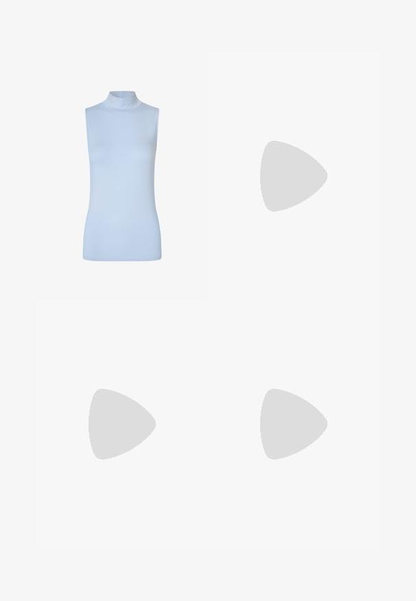 Modström THEO - Top - blue; Weiße Baumwollhosen mit einem gewellten Saum, die mit Durchbruchmustern versehen sind und einen lässigen Schnitt haben. Sie sind mit einem elastischen Bund für zusätzlichen Komfort gestaltet.; Braune Lederbootsschuhe mit einer massiven braunen Gummisohle, goldenen Ösen und kontrastierenden Nähten. Mit einem Logo an der Seite.; Schildpatt-Sonnenbrille mit dunkelgrauen Gläsern, quadratischer Form, goldenen Metallakzenten und schlanken Bügeln mit charakteristischen gestreiften Details.