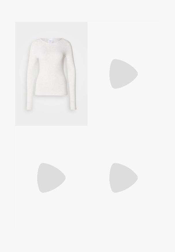 T-shirt branca de manga comprida em tecido macio e leve, com decote redondo e corte justo, apresentando uma textura subtil.; Saia mini preta e prateada com lantejoulas, de cintura alta e superfície refletora e brilhante.; Botas de cowboy prateadas com bicos apontados, costuras intrincadas, fechos laterais e um salto preto baixo, usadas com uma saia plissada de satin.; Bolsa de mão retangular branca, feita de material brilhante, com uma alça em corrente prateada. Modelo posa, exibindo a bolsa contra um fundo simples.