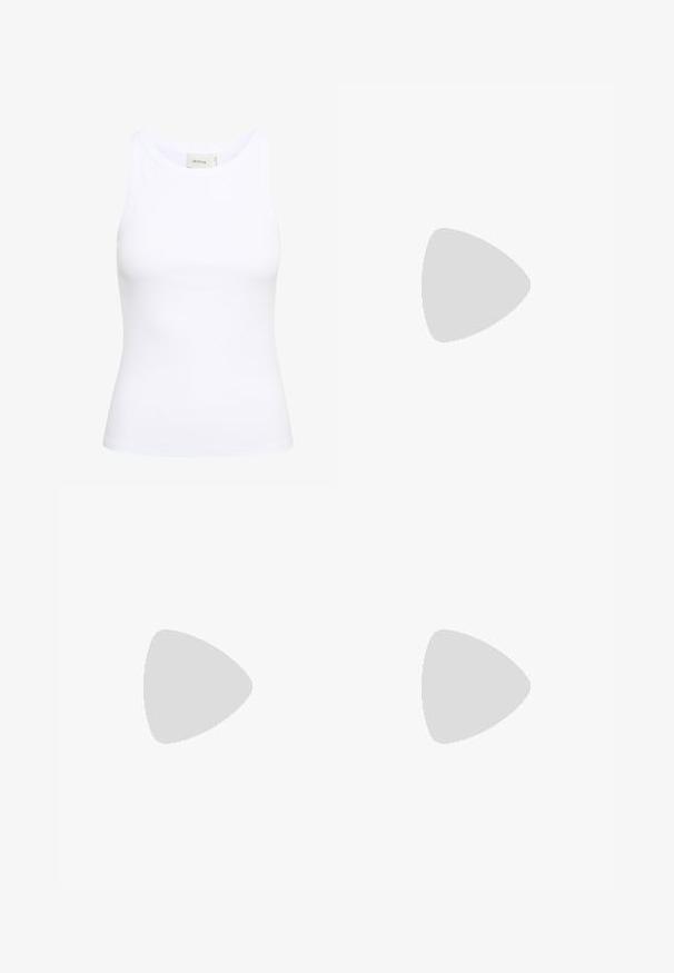Top alb cu rigips, cu guler rotund și fără mâneci. Material elastic și design ajustat. Eticheta de pe spate spune "GESTUZ."; Baum und Pferdgarten SADIA - Fustă maxi - green; Încălțăminte tip flip-flop neagră cu o talpă din cauciuc texturat, două bretele subțiri și un detaliu discret, embosat cu logo pe bretea.; Ochelari de soare rectangulari negri cu lentile verzi solide, având un finisaj lucios și un accent auriu cu logo pe lateral.