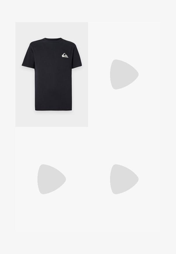 Zwarte T-shirt met een klein wit logo op de linkerkant van de borst, tegen een effen witte achtergrond.; Zwarte sneeuwbroek met een losse pasvorm, voorzien van ritszakken, een verstelbare taille en gemaakt van waterafstotend materiaal.; Marineblauwe sneakers van een combinatie van suede en mesh materialen, met platte veters, een witte hielaccent en een gestructureerde zwarte rubberen zool.; Zwarte schoudertas van glad materiaal, met een omklapflap, zilveren sluiting en een verstelbare schouderband.