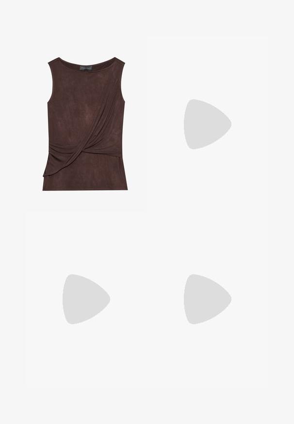 Topul fără mâneci de culoare maro, realizat dintr-un material ușor, se caracterizează printr-un design drapat și un accent lateral, având un decolteu rotund și o textură subtilă.; Leggins din piele sintetică negre cu o textură netedă, talie înaltă și o croială strânsă, concepute pentru a oferi un profil elegant.; Balerini din piele neagră, vârf ascuțit, design minimalist, textură netedă, toc de mică înălțime, fără hardware sau embellishments vizibile.; Geantă de umăr din piele neagră, cu o textură netedă, formă rectangulară și un detaliu din lanț metalic în față. Include curea reglabilă.