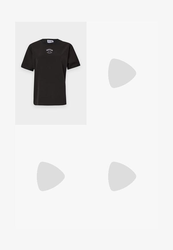 Zwarte katoenen T-shirt met korte mouwen, met een ronde halslijn en een geborduurd wit logo "Moschino Jeans" op de borst.; DSQUARED2 ICON TRUMPET PANT - Broek - black; Zwarte suède high-heeled pump met een spitse neus, voorzien van een glanzende zwarte blokhak en een gladde binnenvoering.; Zilverkleurige metalen handtas met kettinghandgreep, gequiltte textuur, decoratieve stiksels en een ritssluiting. Kenmerkt gegraveerde accenten aan de voorkant.