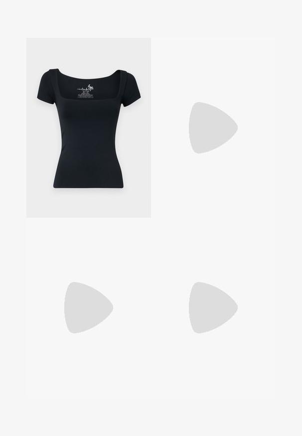 Melnā pieguļošā T-kreklā ar īsām piedurknēm un kvadrātveida dekoltē. Izgatavots no gludas, elastīgas auduma. Iekšējā dekoltē ir iespiesta etiķete.; Gaišzilā džinsu šorti ar nolietotu apdari, ar sarullētām piedurknēm, piecu kabatu dizainu un pogu aizdari jostasvietā.; Melnas patentētas ādas kurpes ar norādīto purngalu, sūkļa papēdi un plānu siksniņu ar zelta sprādzi uz balta fona.; Zelta gredzens ar lielu "M" dizainu, izrotāts ar maziem caurspīdīgiem rhinestones, gluda spīdīga siksna, mūsdienīgs un uzkrītošs izskats.