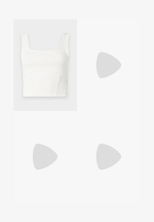 Valkoinen ribattu crop-top, jossa on neliön mallinen pääntie, paksut olkaimet ja saumoja. Pehmeä kangas, jossa on tekstuuri.; Beige puuvillashortsit suoran leikkauksen, etutaskujen ja nappisuljin kanssa. Ominaisuuksiin kuuluvat näkyvä ompelu ja taitettu helma.; Valkoiset ja ruskeat kuvioidut lenkkarit, joissa on verkko- ja nahkamateriaalit, ruskeilla kumipohjilla. Yhdistetty vaaleanbeigeihin leveänlahkeisiin housuihin.; Musta nahkainen olkalaukku, jossa on sileä pinta, suorakulmainen muoto ja metalliketju yksityiskohtana edessä. Mukana säädettävä hihna.