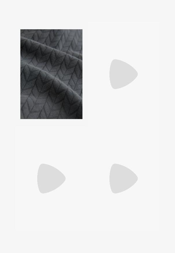 Gestructureerde stof in donkergrijs met een visgraatpatroon, die een zachte, geweven uitstraling heeft en kenmerkende chevron-achtige vormen vertoont.; Linnen broeken in lichtbeige, met een elastische tailleband met een trekkoord, een wijde pasvorm en zijzakken. Gladde textuur.; Zwarte leren loafers met een ronde neus, gestikte details langs de randen en een lage blokhak. Gladde textuur en minimalistisch ontwerp.; Zwarte plastic zonnebril met groene lenzen, vierkante montuur, zilveren accent op de wenkbrauw en een gestructureerde tempel. Merken vermeld op de binnenkant van de arm.