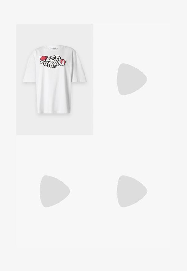 Camiseta blanca de manga corta con un diseño gráfico que presenta el texto "Fiorucci" y dos ilustraciones de labios rojos. Tela de algodón, corte estándar.; Falda de punto blanca con un patrón texturizado y rayas verticales; cuenta con una cintura con cordón y un dobladillo con forma de ondas.; Sandal de tacón bajo negro con pelaje esponjoso que cubre la plantilla, la correa del tacón y la zona de los dedos, con una correa frontal de cuero suave.; Bolso de mano con textura arrugada en dorado, de forma rectangular, con una correa de cadena y cierre de broche en la parte superior. Acabado suave y brillante.