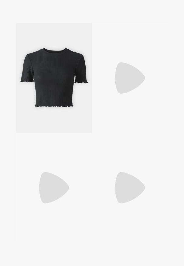 Svart ribbet crop-top med korte ermer, med rund halslinning og frynset nederkant for ekstra tekstur. Laget av elastisk materiale.; Vero Moda Petite VMETTA SHORT SKATER - A-line skjørt - forest night; Sorte flate sandaler med tynne, kryssede stropper og spenne-lukking. Designet er minimalistisk med en flat såle og firkantet tå.; Svart lær crossbody-veske med glatt tekstur, rektangulær form og metallkjede detaljer på framsiden. Justerbar stroppe inkludert.