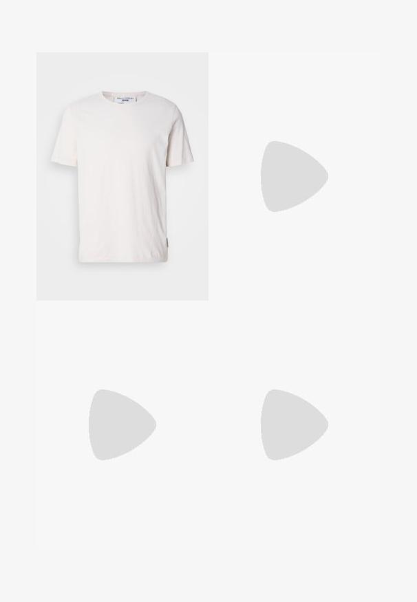 Balts īsā piedurkņu t-krekls ar smalkām horizontālām svītrām, apaļa kakla izgriezums, maiga tekstūra un mazs logotipa uzlīme sānos.; Gaiši pelēkas bikses ar elastīgu jostasvietu, regulējamu auklu un sašaurinātām kājām. Audums izskatās gluds ar vieglu spīdumu.; Balti un pelēki sporta apavi ar melnām svītrām, izgatavoti no ādas, ar gumijas zoli un plakaniem šņorēm. Valkāti ar tumši zilām biksēm uz koka grīdas.; Olīvu zaļš auduma ceļojumu soma ar brūniem ādas akcentiem, piedāvājot divas rokas, noņemamu plecu siksnu un priekšējo rāvējslēdzēja kabatu.