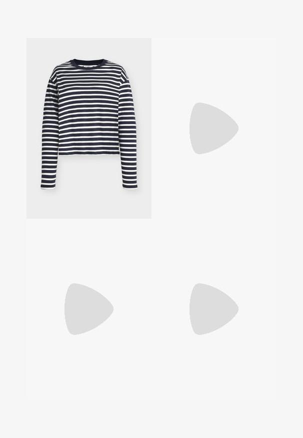 Marineblaue und weiße, gestreifte Langarm-Baumwolloberteil mit Rundhalsausschnitt und kurzem Schnitt. Verfügt über gerade geschnittene Ärmel und eine weiche Textur.; Dunkelblaue Jeans mit weitem Bein und hohem Bund, aus Denim gefertigt. Verfügt über Fronttaschen, Gürtelschlaufen und einen Knopfverschluss. Klassisches Design.; Schwarze Leder-Oxfordschuhe mit runder Zehenform, Schnürdesign und einer dicken schwarzen Gummisohle. Glatte Textur und minimale Nähte.; Schwarze Leder-Taschen mit dreieckiger Form, einem verstellbaren Schultergurt und einer weichen, leicht durchhängenden Struktur.; Goldfarbene Ohrringe in verschiedenen Designs, darunter Stecker, Creolen und hängende Modelle mit Perlen und Strass.