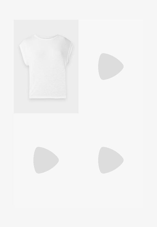 T-shirt bianco a maniche corte con scollo rotondo. Tessuto morbido e leggero, vestibilità comoda, con maniche a cappuccio e orlo dritto.; Shorts in denim blu chiaro, con orlo sfilacciato, design a cinque tasche e chiusura con bottone metallico in vita.; Scarpa nera in vernice con tacco alto, punta affusolata, cinturino alla caviglia e motivo testurizzato a coccodrillo. Design con tacco quadrato.; Borsa a tracolla nera in pelle con una forma curva, manico rimovibile e accessori dorati. La borsa presenta una patta con un dettaglio a fibbia.