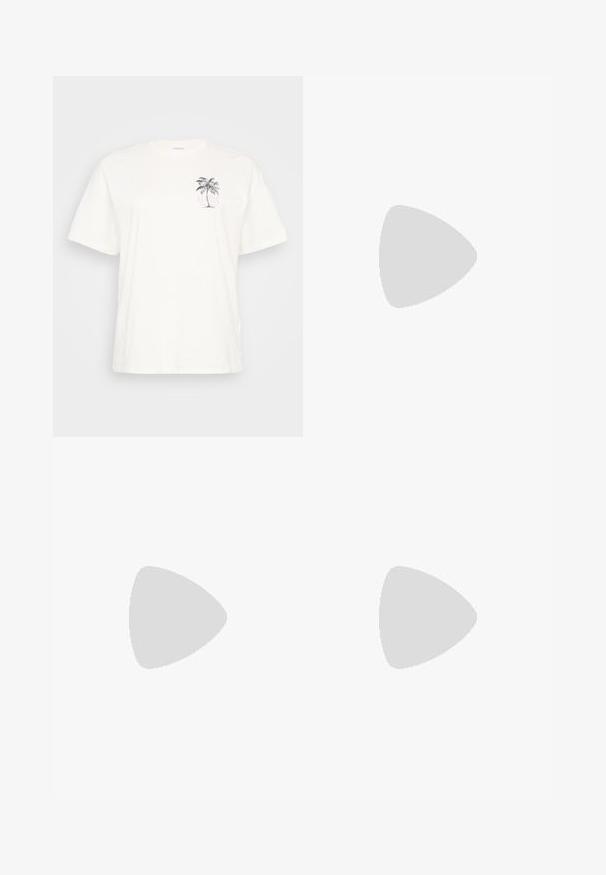 Tricou din bumbac alb cu mâneci scurte, prezentând un grafic cu o palmă și textul "ALOHA" în violet, situat pe partea stângă a pieptului.; Pantaloni bleumarin pliați cu bandă elastică la talie, având dungi verticale și o croială confortabilă, terminându-se puțin deasupra gleznelor.; Pantofii slingback din piele lăcuită neagră, cu vârf ascuțit, bretele pentru gleznă cu catarame și accesorii din argint, și un toc subțire.; Cercei aurii cu forme texturate și ondulate. Include studs sculpturale cu clip și un design de cerc deschis cu un finisaj cioplit.
