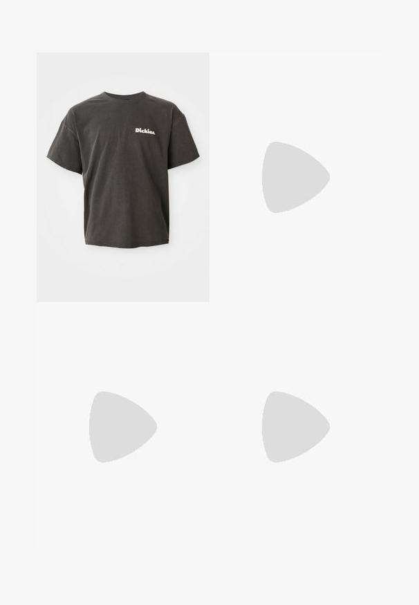 Ciemnoszara koszulka z krótkim rękawem z białym logo "Dickies." na lewym piersi, okrągły dekolt i luźny krój.; Jasnoniebieskie szorty wykonane z bawełny. Posiadają zapięcie na guzik, dwie przednie kieszenie oraz prosty krój z podwiniętymi brzegami.; Beżowo-białe sneakersy z teksturowaną cholewką, zamszowymi akcentami, grubą podeszwą i sznurowanym zapięciem. Noszone z niebieskimi dżinsami.; Okulary przeciwsłoneczne w kolorze musztardowym z zielonymi soczewkami, z geometryczną oprawką, metalowymi ramionami i gumowymi akcentami na skroniach.