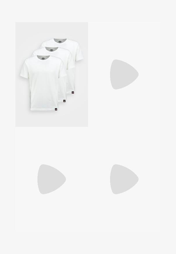 Tri obyčajné biele bavlnené tričká s krátkym rukávom. Každé tričko má okrúhly výstrih a malú čiernu nálepku s logom na ľavej strane.; Čierne cargo nohavice so strihom rovného nohu. Vyrobené z odolnej látky, s dvoma bočnými vreckami so klopami a zapínaním na gombík.; Námornícky modré semišové tenisky Adidas s svetlomodrými pruhmi, gumenou podrážkou, svetlomodrou pätou a zlatým označením "Spezial" po boku.; Čierne oválne slnečné okuliare s tmavými sklami, hrubými rámami a striebornými bodovými detailmi na stranách. Hladký plastový materiál, moderný dizajn.