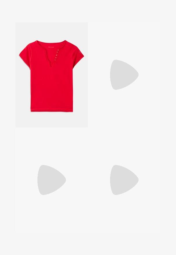 Rode korte mouw top van zachte katoen, met een V-halslijn en knoopaccenten, en een relaxte fit. Gladde textuur, minimale naden.; Hoge taille, donkerblauwe flared jeans met een dubbele rits aan de voorkant, met gebogen naaddetails en een soepele denimtextuur.; Zwarte leren slingback schoen met een puntige neus, decoratieve banden met metalen oogjes en een lage blokhak. Textuur oppervlak.; Zwarte leren handtas met een zilveren kettingband, voorzien van decoratieve vleugelaccenten en witte stiksels langs de onderste naad.