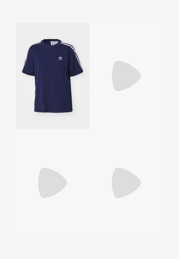 adidas Originals 3 STRIPE  - T-shirt con stampa - dark blue; Pantaloni a gamba larga blu navy con strisce verticali bianche, cintura elastica e tre strisce bianche su ciascun lato, realizzati in un materiale leggero.; Scarpe mocassino in suede rosa con lacci, caratterizzate da una superficie testurizzata e una suola in gomma beige chiaro, abbinate a pantaloni beige.; Borsa tote in pelle rosa con superficie testurizzata, dotata di due manici allungati e un piccolo etichetta rimovibile. Logo posizionato in basso.