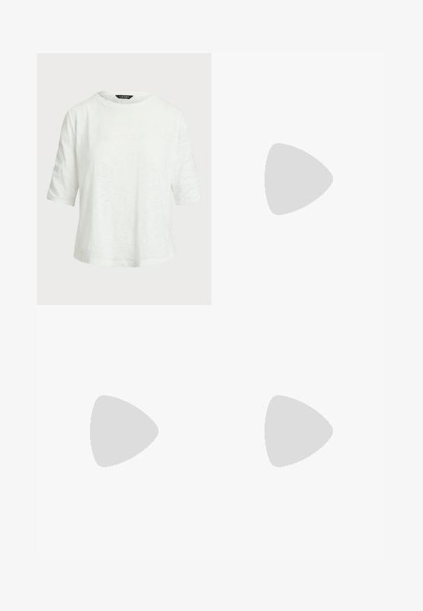 Witte T-shirt met korte mouwen van lichtgewicht stof. Heeft een ronde halslijn en een ontspannen pasvorm met een subtiele textuur.; Beige flared jeans van katoen, met een hoge taille, vijf zakken, een knoopsluiting en subtiele stikseldetails.; Dames slingback schoen met luipaardprint, voorzien van een lage blokhak en een gouden gesp op de zijband, weergegeven in zijprofiel op een effen achtergrond.; Tan suède schoudertas met een gebogen vorm, gouden hardware en ritssluiting. Voorzien van een bijgevoegd charm met de initialen "MK."