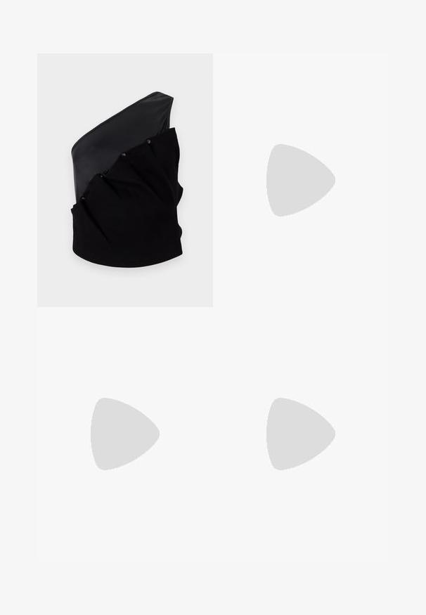 Asymmetriski must topp, som har en slät läderpanel och en texturerad stickad väv med rynkdetaljer och tryckknappar.; Mustat nahkahousut, joissa on sileä pinta, pleated-muotoilu, etutasku ja vetoketjulliset sivuaukot lisäyksinä.; Hopeat metalliset korkokengät, joissa on terävä nenä, ristikkäin soljet, pieni vaahtokengän korko ja sileä, kiiltävä pintakuvio.; Musta nahkakäsilaukku, jonka muotoilu on sulavalinjainen, varustettu hopeisella siipilogolla ja ketjuhihnalla. Pintakuviointi ja vetoketjusuljin.