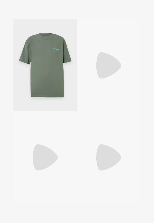 Grünes Baumwoll-T-Shirt mit Rundhalsausschnitt, kurzen Ärmeln und einem kleinen blauen Logo auf der linken Brust. Glatte Textur, lockerer Schnitt.; Schwarze Leinen-Shorts mit einer lockeren Passform, Kordelzugbund und ohne sichtbare Muster. Der Stoff wirkt leicht und hat eine leicht strukturierte Oberfläche.; Tommy Hilfiger RETRO RUNNER MIX - Sneaker low - black/cocoa; Schildkrötensonnenbrille mit grünen Gläsern, runder Form, goldenen Akzenten und dunkelgrünen Bügeln mit einem weißen Streifen.