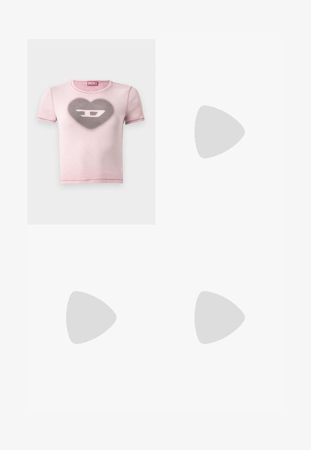 T-shirt rosa de manga curta com um design de coração com um logótipo no centro. Textura suave com detalhes de costura contrastantes.; Saia de cetim preta com um design drapeado, cintura elástica e um detalhe decorativo. Textura suave com um brilho sutil.; Shoe stileto de couro preto com bico fino, parte traseira aberta e tiras de tornozelo atadas em um laço. Salto fino de 7,5 cm. Textura suave, design minimalista.; Bolsa metálica cinza claro com uma alça de corrente, adornada com pequenos rebites metálicos circulares e um logótipo triangular da marca.