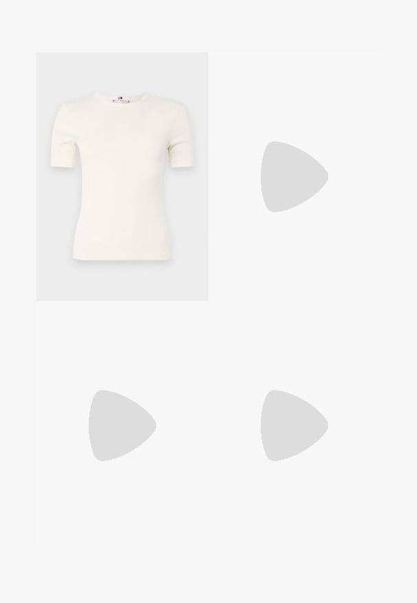 T-shirt à manches courtes côtelé de couleur ivoire, avec un col rond et une coupe ajustée. Textile doux au toucher lisse.; Pantalons cargo en suède marron avec une taille plate, des poches latérales, des bracelets de cheville fuselés et des accessoires en métal au niveau des bracelets. Texture lisse tout au long.; Sandale en cuir verni beige avec un bout carré, deux lanières avant, une lanière à la cheville avec une boucle et un talon carré.; Tommy Hilfiger CASUAL SHOULDER BAG - Sac à main - coastal taupe