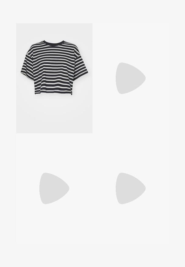 Svītrainā īsā t-kreklā jūras zilā un baltā krāsā. Īsas piedurknes, apaļa kakla izgriezums, mīksts audums ar horizontālām svītrām un brīvu piegriezumu.; Melni plaša kāju bikses, izgatavotas no džinsa, ar strukturētu jostu, jostu cilpiņām un priekšējām kabatām. Gluda tekstūra ar klasisku dizainu.; Melni kanvas sporta apavi ar baltām gumijas zolēm un šņorēm, apvienoti ar gaiši mazgātiem platām kājām džinsiem ar saplēstu apakšmalu un zilajiem krāsas variantiem.; Melnas ādas somiņa ar gludu tekstūru, taisnstūra formu un divām garām rokturiem. Nav redzamu aparatūras vai rotājumu.