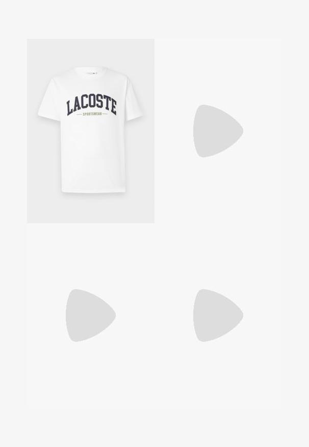 Vit t-shirt i bomull med en navy och olivgrön "LACOSTE SPORTSWEAR" logotyp tryckt över bröstet i en böjd design.; Svarta manchesterbyxor med en strukturerad yta, med rak benprofil, vikveck framtill och elastisk midja för komfort.; Vita lädersneakers med en slät yta, rund tå, platta snören och en texturerad sula. Grå mockadetalj vid hälen.; Midjeväska i mörkblått batiktryck med dragkedja på toppen, texturerat material och en framträdande logotypdetalj på framsidan.