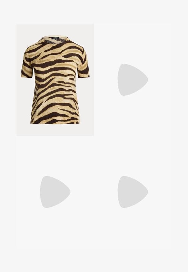 Lühikeste varrukatega sviiter, millel on tigeririba muster beežil ja tumedatpruunil, valmistatud pehmest ja tekstuurset materjalist ning ümara kaelusega.; Kõrge vöökohaga mustad lühikesed püksid, mis on valmistatud siledast kangast, sisaldavad kaht esist taskut, on kohandatud sobivusega ning omavad puhtaid ja lihtsaid jooni.; Valge nahast sandaal, millel on pahkluu rihm ja hõbedane pits. Omab virnastatud puidust plokkinõela ja siledat platot.; Must nahast tikitud käekott hõbedase ketiga sangaga, millel on kujundatud struktuur ja sile pind.