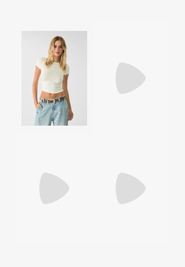 Kurze cremefarbene Ripp-T-Shirt mit hochgeschnittenen hellblauen Jeans und einem gemusterten Gürtel mit Nieten und einer dekorativen Schnalle.; Weite Hose in einem hellen Cremeton, mit flachem Vorderteil, Falten und einem passenden Gürtel mit einer Metallschnalle.; Beige Slingback-Absatzschuhe mit spitzer Zehenform und niedrigem, ausgestellten Absatz. Hergestellt aus glattem Leder mit einem minimalistischen Design und verstellbarem Riemen.; Braune Leder-Crossbody-Tasche mit Logo-Muster, goldener Kettenriemen, Reißverschlussverschluss und goldenen Hardware-Details. Kompakte und rechteckige Form.