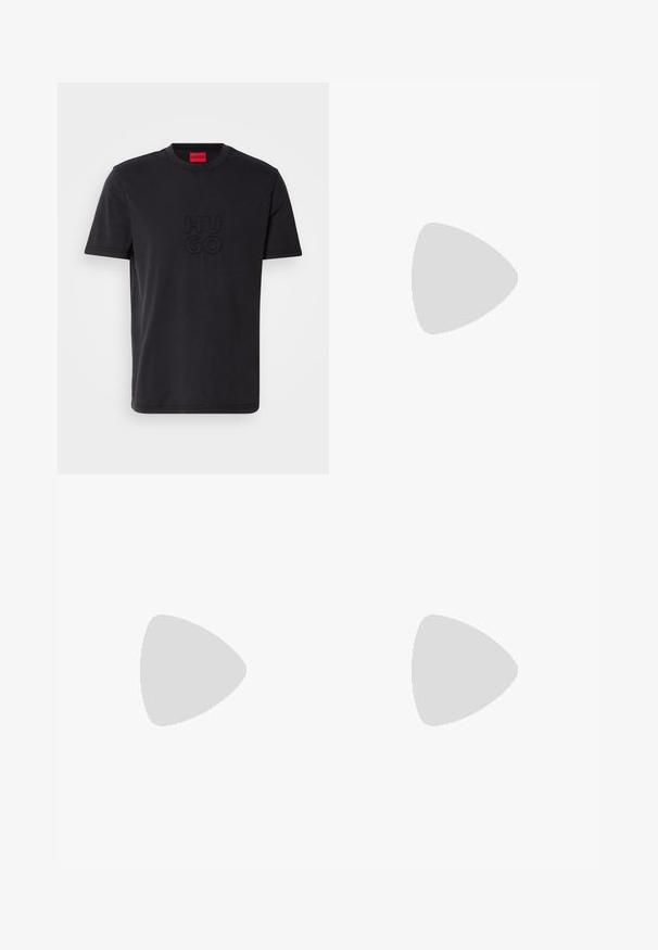 Sort bomulds t-shirt med rund halsudskæring, der har en tekstureret sort "HUGO" logo på forsiden. Enkel design, afslappet pasform og korte ærmer.; Sorte bomulds shorts med elastisk talje og snøring. Har sidelommer og diskret præget branding på nederste venstre ben.; Grå ruskindssneaker med sorte accenter, der har en tekstureret overflade, snørebånd foran og en guld logo detalje på siden.; Sort canvas tote bag med to håndtag, prydet med et iøjnefaldende rødt rektangulært mærke mærket "HUGO." Enkel design med synlig syning.