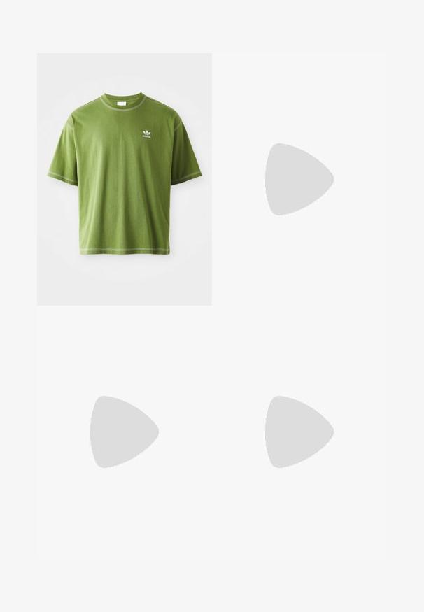 Camiseta de manga corta verde de algodón, con cuello redondo y un pequeño logo blanco de Adidas en el lado izquierdo del pecho. Acabados en costura blanca.; Pantalones de cuero negros de pierna ancha con una textura suave, bolsillos delanteros, trabillas para el cinturón y sutiles patrones verticales en la tela.; Zapatillas metálicas plateadas con cordones blancos y tres rayas blancas, combinadas con pantalones negros a rayas. Suela de chicle en la parte inferior.; Collar de cadena de metal plateado que presenta eslabones entrelazados, una textura suave y un cierre ajustable para personalizar la longitud.