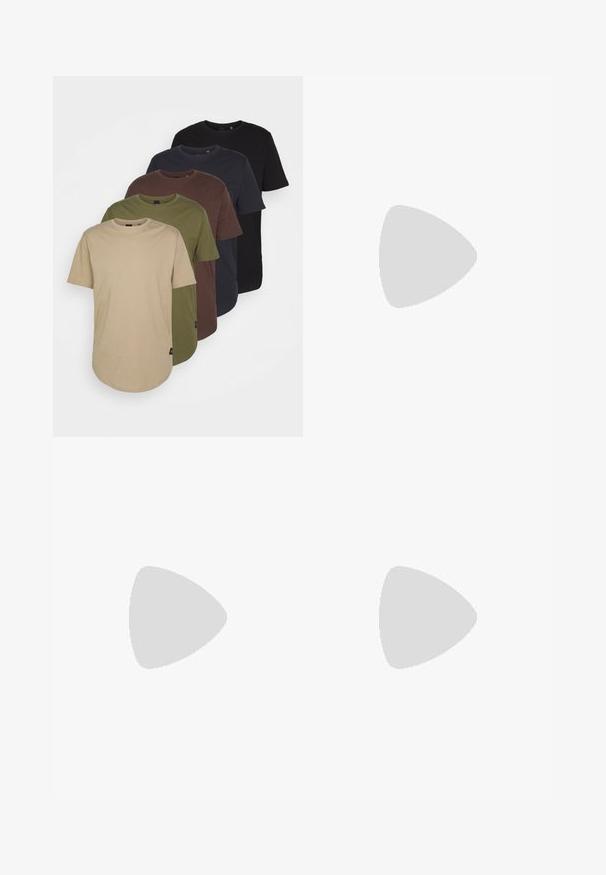 Pięć koszulek ułożonych w gradientowych kolorach: beżowym, oliwkowym, brązowym, ciemnoniebieskim i czarnym. Wykonane z miękkiej bawełny, mają krótkie rękawy i okrągły dekolt.; Ciemnooliwkowe spodnie cargo z elastycznym paskiem, czterema kieszeniami i prostym krojem nogawek. Wykonane z wytrzymałego, lekkiego materiału.; Brązowy skórzany botek do kostki z okrągłym noskiem, kontrastującym żółtym przeszyciem, dekoracyjnymi metalowymi oczkami i żłobioną gumową podeszwą.; Cyfrowy zegarek Casio z różowo-złotą metalową bransoletą, prostokątną kopertą, podświetlanym wyświetlaczem i wodoodpornością, pokazujący czas i datę.