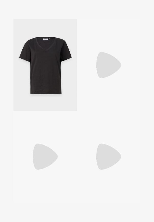 T-shirt en coton noir avec un col en V et des manches courtes. Design simple avec une coupe régulière et sans motifs ni accents.; Jupe crayon blanche avec des détails à franges sur un côté, dotée d'une fente frontale, fabriquée dans un tissu lisse avec une silhouette structurée.; Sandales à talons hauts en cuir noir avec un talon fin et courbé et un design de brides croisées. Bride de cheville réglable. Texture lisse.; Sac à main en cuir noir avec un design incurvé, matériel doré et une poignée sur le dessus. Présente une fermeture élégante et une texture lisse.