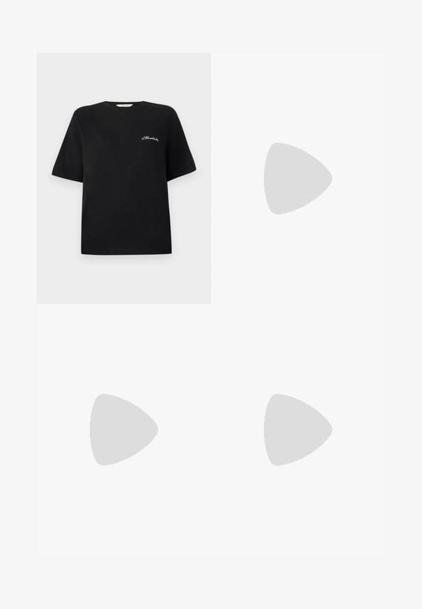 Schwarzes Baumwoll-T-Shirt mit kurzen Ärmeln und Rundhalsausschnitt. Verfügt über weiße gestickte Schrift im Bereich der linken Brust. Glatte Textur.; Weite Beinform in dunkelblau mit strukturiertem, zerknittertem Stoff. Verfügt über einen elastischen Bund für Komfort und eine glatte Oberfläche.; Schwarze Slingback-High Heels mit spitzem Zehenbereich und glänzender Oberfläche, schlankem Absatz und offenem Rückendesign. Strukturmuster auf dem Obermaterial.; Schwarze lederne Handtasche mit glatter Textur. Verfügt über einen verstellbaren Riemen und ein elegantes, minimalistisches Design mit einem Reißverschluss.