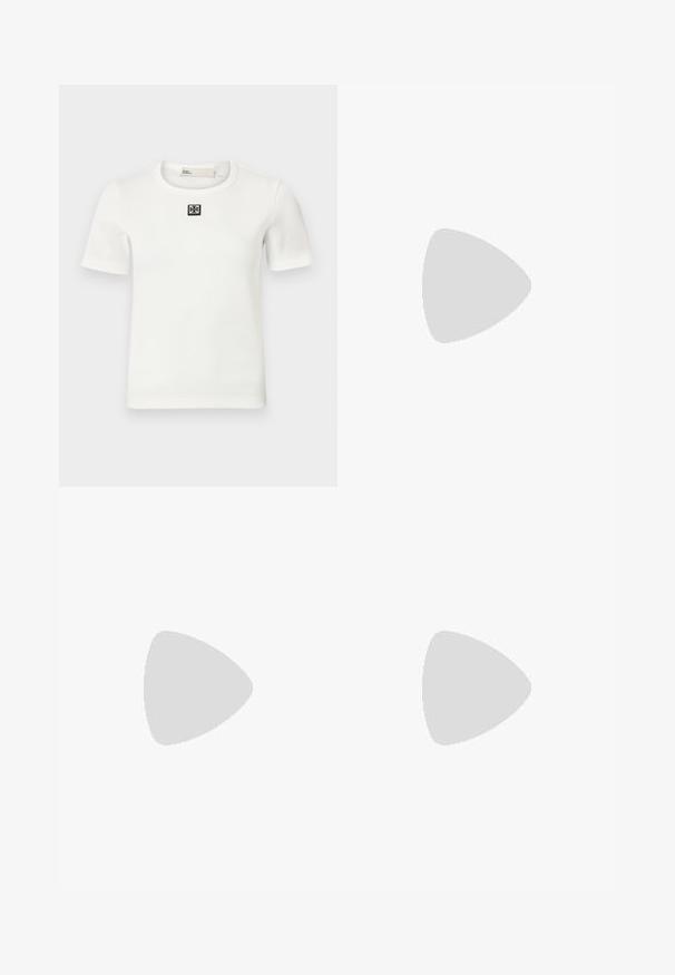 Balta ribota īsām piedurknēm T-kreklā, kas piedāvā melnu kvadrātveida logotipu uz krūtīm; apaļa kakla izgriezums, pieguļošs siluets un mīksta tekstūra.; Rožā kokvilnas šorti ar elastīgu jostu, sarkanu apdari un ziedu izšuvumu ar zemenēm. Iekļauts aukliņas regulēšanai.; Nude ādas augstpapēžu kurpes ar melnu purngali un pieticīgu bloku papēdi; ar nelielu dekoratīvu detaļu tuvu purngaliem. Gluda tekstūra.; Austa salmu somiņa ar brūniem ādas akcentiem un rokturiem. Iekļauj izgriezumu ar logotipu un kontrastējošām horizontālajām joslām.