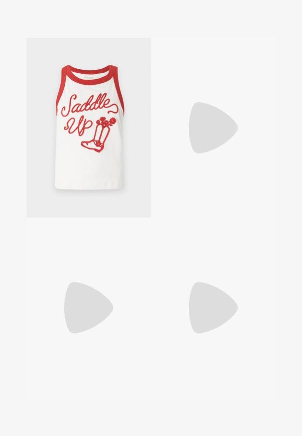 Top alb din material neted cu margini roșii, având textul "Saddle Up" și un grafic cu cizme brodat în roșu. Fabrică netedă, design casual. Mărimile pot varia.; Fusta din denim închis, cu talie ajustată, detaliu cu cataramă pe lateral, design plisat și siluetă ușor evazată. Detalii de cusătură pe întreaga suprafață.; Botine din velur maro, cu căptușeală pufoasă, vârful rotund și o talpă din cauciuc ușor masivă, având un model în herringbone.; Geantă din denim albastru cu o formă rotundă și umplutură, având un mâner curbat. Textura este moale, cu cusături vizibile și un finisaj neted.