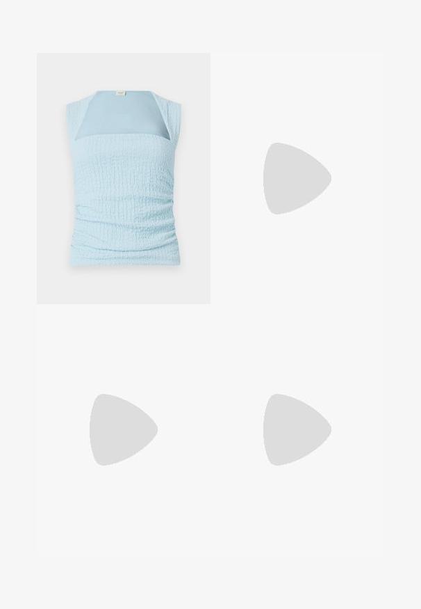 Top sin mangas de color azul claro con un diseño texturizado y recogido, y un panel liso en contraste en el escote.; Falda blanca hasta los tobillos con cinturilla elástica, hecha de una tela ligera con una textura suave y una silueta fluida.; Sandalias de plataforma beige con correas trenzadas y un broche. Suela gruesa con acabado texturizado. Diseño de punta abierta. Ligeras y casuales.; COACH JULIET SHOULDER BAG 25 IN SIGNATURE CANVAS - Bolso de mano - tan