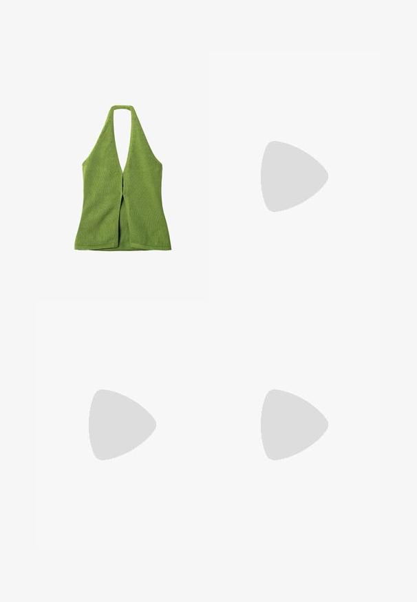 Haut en tricot vert à bretelles, présentant un décolleté en V profond et une fente à l'avant, avec une finition texturée et des bords renforcés.; Shorts en lin beige avec une jambe large, présentant des plis à l'avant et une taille lisse. Le tissu a une finition légèrement texturée.; Chaussure en suède beige avec un bout arrondi, une bride à la cheville, des clous en argent décoratifs le long du bord et une semelle de style espadrille tissée.; COACH JULIET SHOULDER BAG 25 IN SIGNATURE CANVAS - Sac à main - tan; Bracelet en métal ton or avec des sections interconnectées et flexibles, présentant une texture lisse et rainurée. Design circulaire avec une finition réfléchissante.