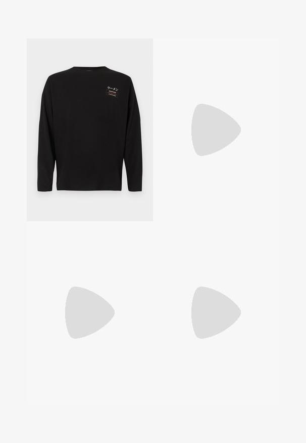 Ilgomis rankovėmis juoda medvilninė marškinėliai. Kairėje krūtinės pusėje yra mažas audinio lopas su japoniškais rašmenimis ir stačiakampiu dizainu.; Juodos plačios kojos velveto kelnės su didelėmis priekinėmis kišenėmis ir diržo kilpomis, pasižyminčios mygtuku ir užtrauktuku.; Raudonos ir juodos kopimo bateliai su zomšinėmis viršutinėmis dalimis, guminiu padu ir užtrauktuku. Ypatybės: slip-on dizainas ir išskirtinė "5.10" ženklas.; Juodas nailono per petį nešiojamas krepšys su reguliuojama juosta, turintis lygią tekstūrą, priekinį užtrauktuką ir logotipo akcentą.