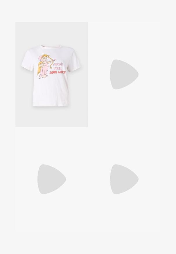 T-shirt en coton blanc avec un graphique de cupidon en cartoon. Le texte indique "COMMENT VA VOTRE VIE AMOUREUSE ?" dans des teintes de rose et de rouge. Manches courtes, coupe décontractée.; Agolde RILEY - Jean slim - light vintage indigo; Filippa K REY FLAT - Ballerines - black; Sac fourre-tout en cuir tan avec logos noirs, motifs en diamant et une plaque d'accent en or. Dispose de deux poignées supérieures et d'une bandoulière amovible.