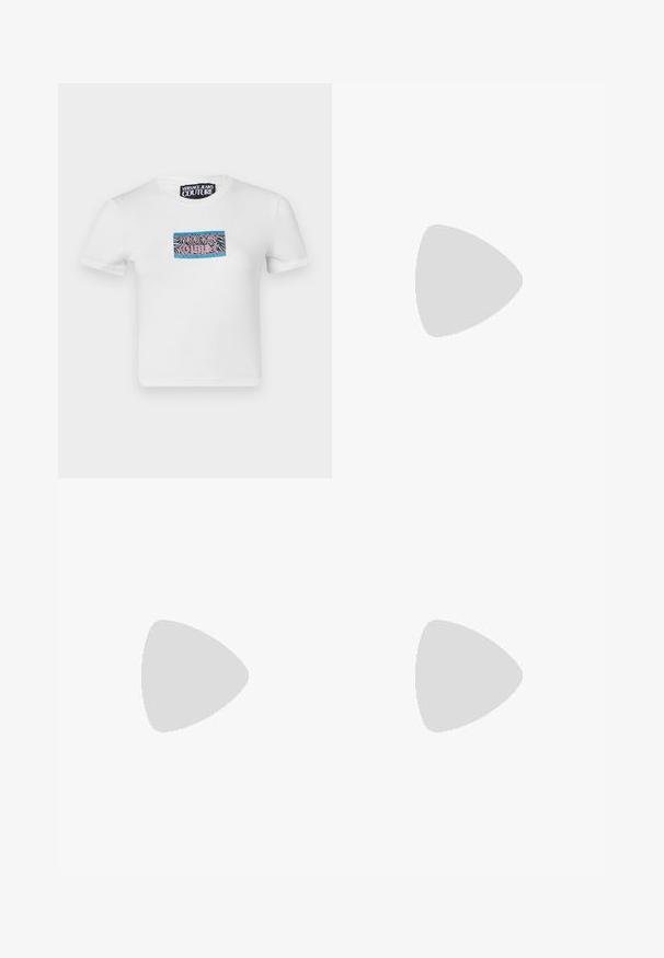 Hvit kortermet t-skjorte med et fargerikt rektangulært logo med zebra-mønster og "Versace Jeans Couture"-tekst i rosa og blått.; Sorte vidbukser laget av bomull, med knapplukking og to frontlommer. Distinktive gullknapper for lukking og stil.; Svart patentlær slingback hæl med spiss tå-design, som har en utskjæring og elastisk stropp preget med merkenavn.; Svart rektangulære solbriller med grå linser, som har gullgeometriske detaljer på brillestengene og en blank plastramme.