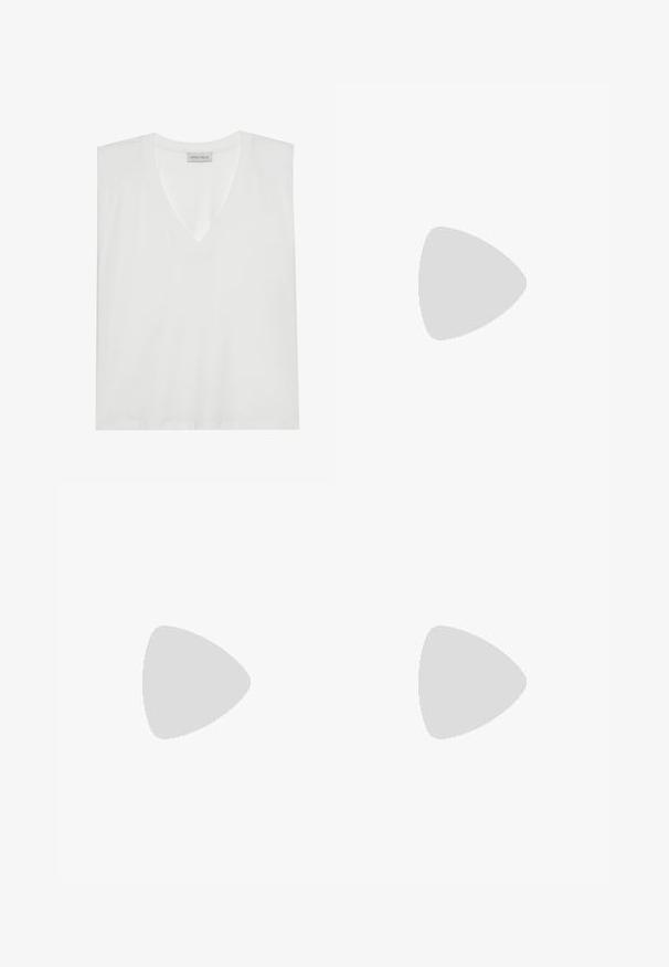 Bílý V-krční tričko vyrobené z měkké, hladké látky. Obsahuje krátké rukávy, volný střih a štítek na výstřihu. Jednoduchý a univerzální design.; Přehnuté kalhoty s širokými nohavicemi v tmavě šedé tkanině s jemnou texturou. Obsahují zapínání na knoflík a klasický design pasu.; Bílé šněrovací tenisky s robustní podrážkou, vyrobené z hladkého syntetického materiálu, s texturovanými detaily a poutkem na patě.; Sluneční brýle ve stylu kočičích očí s černými plastovými rámy, tmavými skly a zlatými akcenty na spáncích. Hladký povrch a odvážný design.; Černá hobo taška vyrobená z hladké kůže s křivkovým siluetou, s jedním nastavitelným popruhem a minimalistickými designovými detaily.