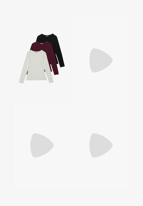 Langermede t-skjorter i hvit, burgunder og svart. Laget av myk stoff med rund hals og tettsittende design. Egnet for lag-på-lag-styling.; Blå denim flared jeans med høy midje, fem-lommers design og kontraststing. Stoffet ser mykt ut med en subtil falmet finish.; Sorte lær sandaler med to brede stropper over foten, firkantet tå og lav blokkhæl. Glatt tekstur og minimalistisk design.; Sølv hoops øreringer med et glatt, buet design. Metallet er polert, med minimalistisk maskinvare og en subtil gravert logo.