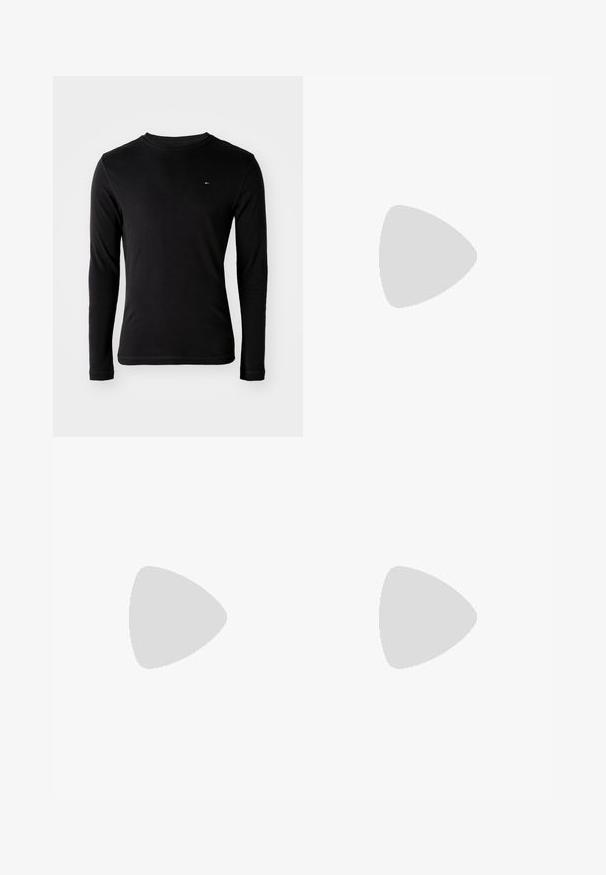 Pitkähihaine musta T-paita, joka on valmistettu pehmeästä puuvillasta ja jossa on pyöreä pääntie. Paidassa on pieni kolmion muotoinen logo rinnassa ja ommellut saumat.; Beige kapeutuvat housut pehmeästä kankaasta, koristeltuna ommelluilla yksityiskohdilla ja joustavuusnauhoilla. Sisältää etupainikkeen kiinnityksen ja viisi taskua.; Valkoiset nahkasneakersit, joissa on rei'ityksiä, pyöreä kärki, tasapohja ja paksut nauhat, joissa on näkyvä swoosh-logo ja "AIR" kantapäässä.; Harmaa ruostumaton teräs rannekello, jossa on tummansininen kellotaulu, metalliset tuntimerkit ja päivämääränäyttö kello 3:ssa. Vesitiivis 50 metriin asti.